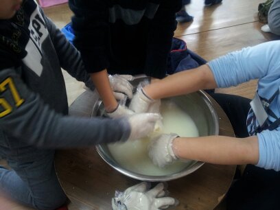 니네 손 깨끗하니?(뜨거운 물을 부어 반죽을)