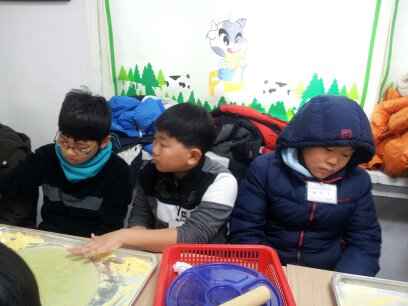 피자 반죽을 앞에 놓고 뭣들 하시나