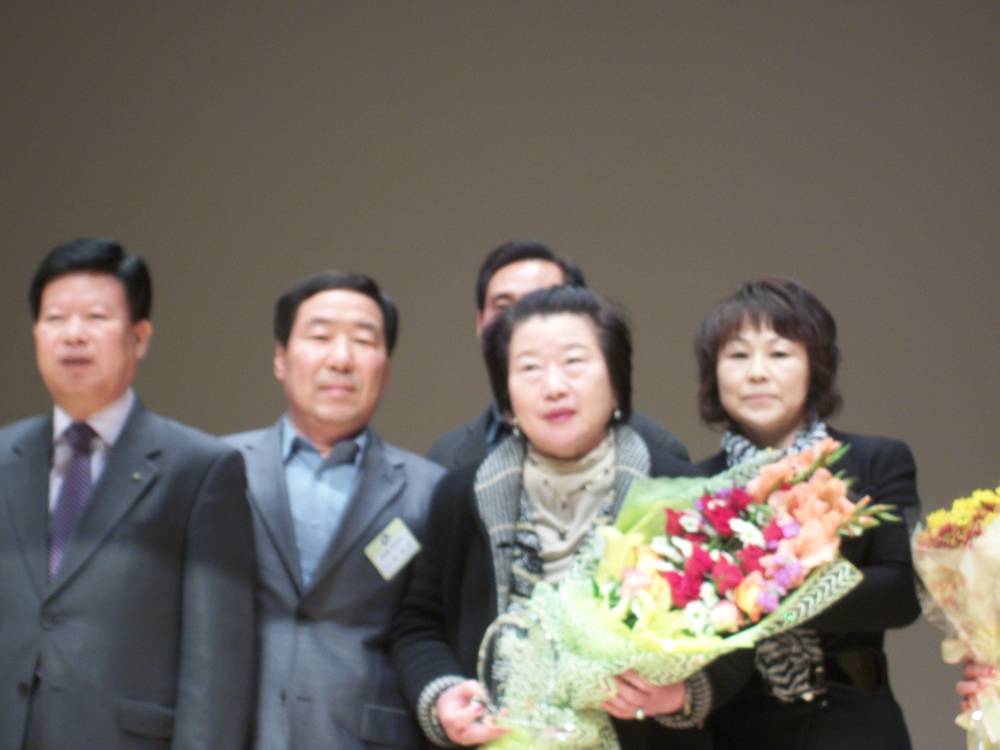 2011년 자치회관 유공자 공로패 수상(화양동 홍춘기님) 2011.11.21