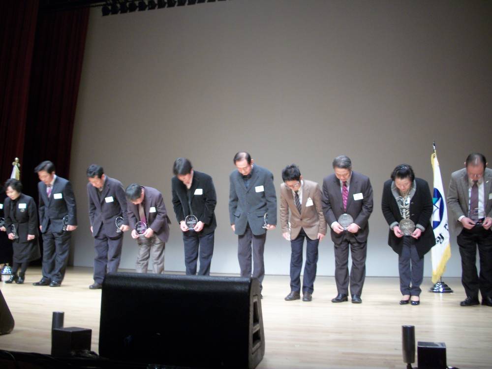 2011년 자치회관 유공자 공로패 수상(화양동 홍춘기님) 2011.11.21