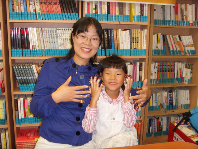 엄마와 함께 봉숭아 물들였어요