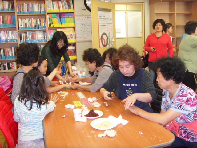 "첫눈 올때가 기다려져요" 함께 봉숭아 물들이는 할머니와 손녀 