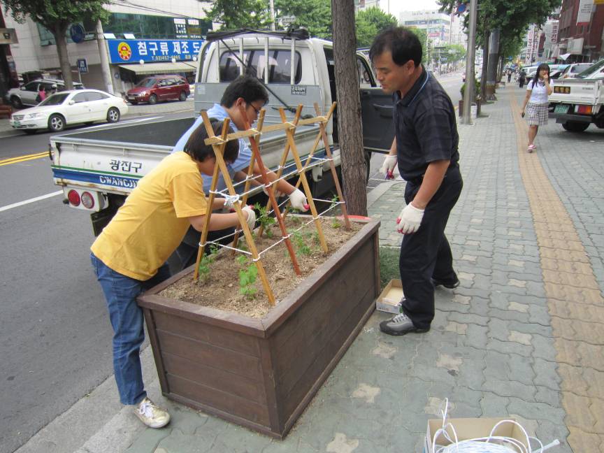 능동로 약초화단 지지대 설치