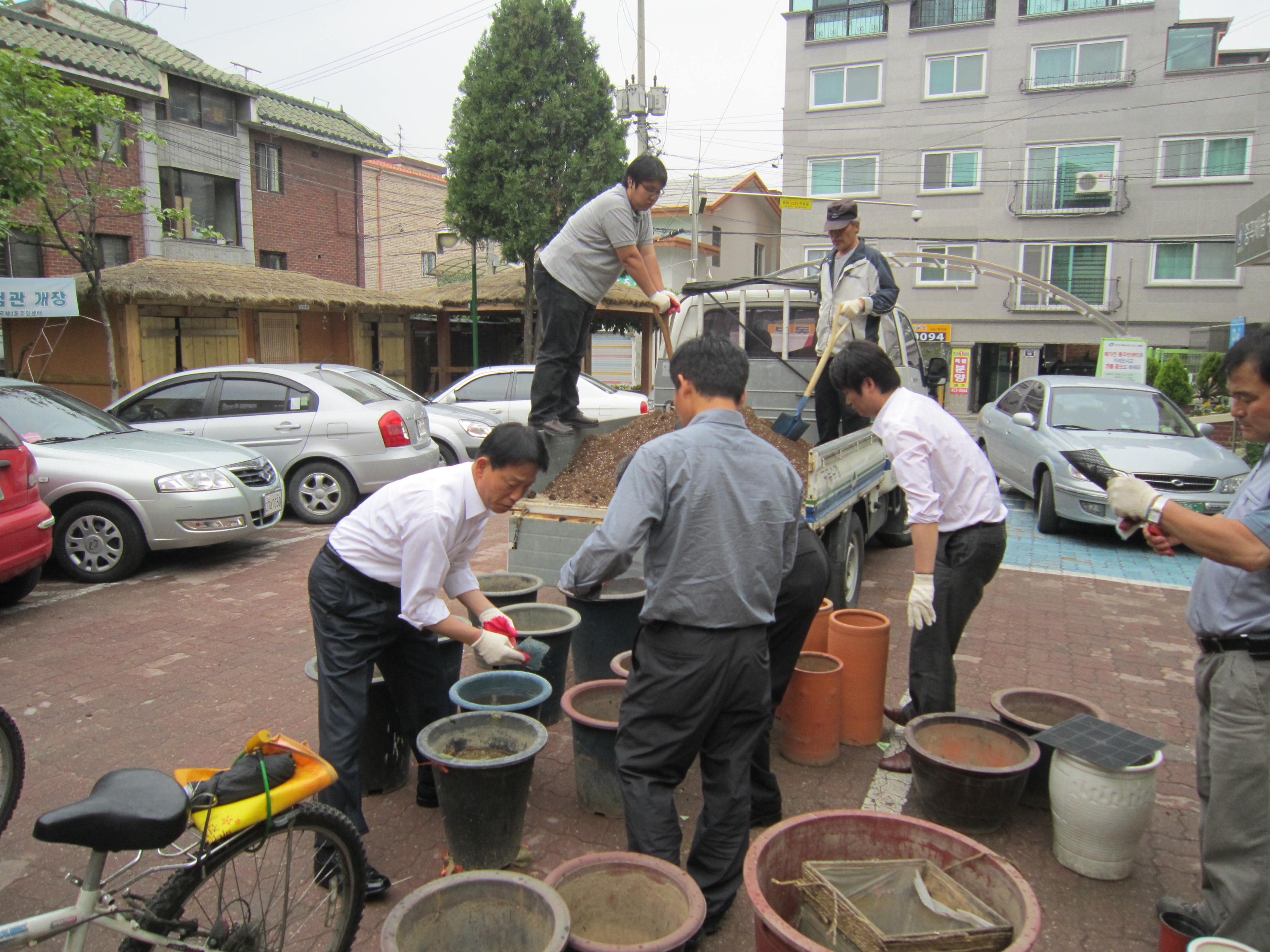 주민기증화분에 흙담기  