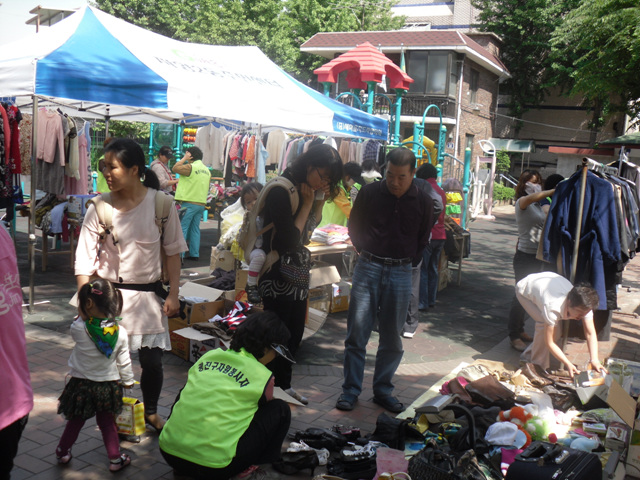 자원봉사캠프주최 자선바자회 