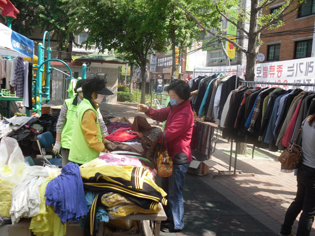 자원봉사캠프주최 자선바자회 