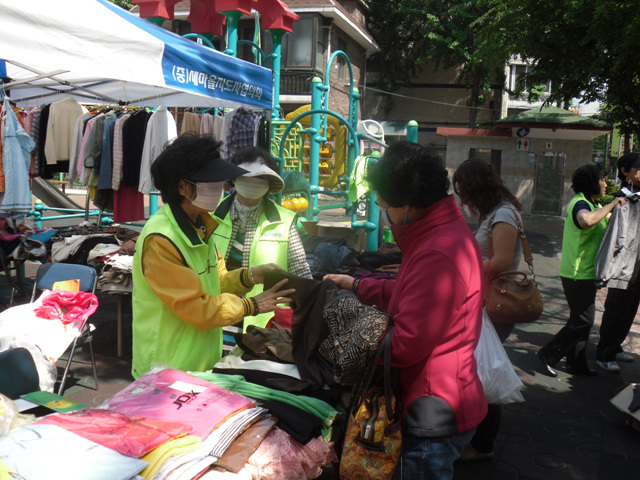 자원봉사캠프주최 자선바자회 