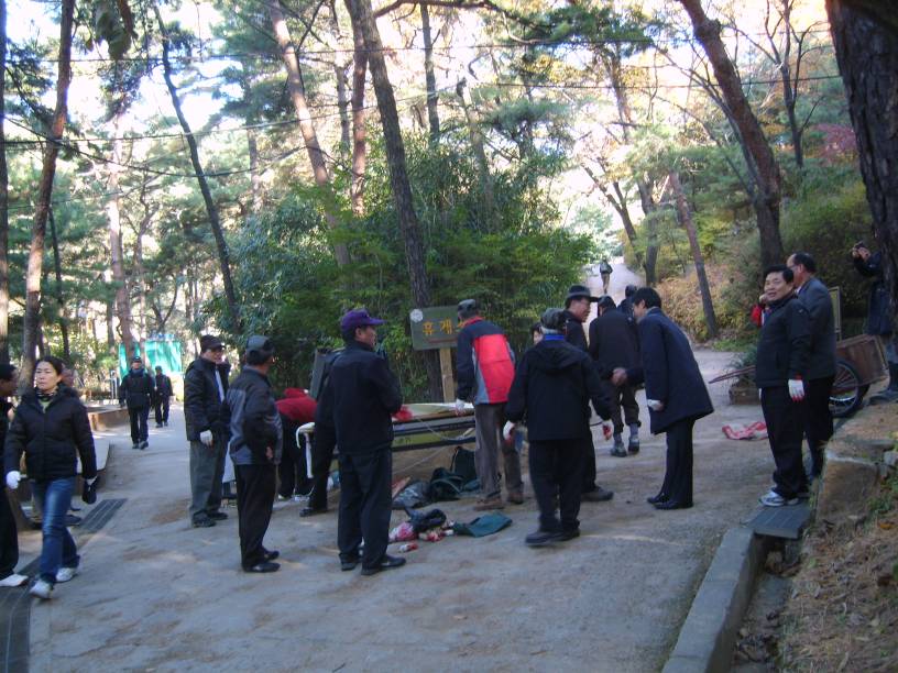 아차산 나무뿌리 흙덮기 행사