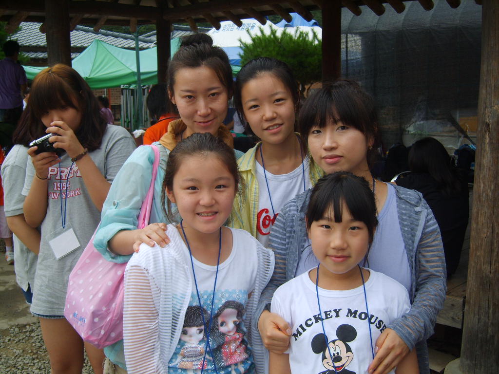 농촌체험교실 참여한 가족들 사진입니다.