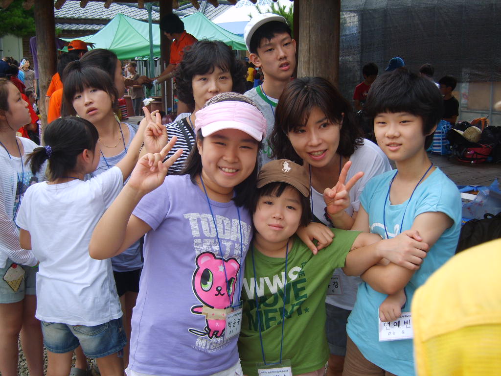 농촌체험교실 참여한 가족들 사진입니다. 