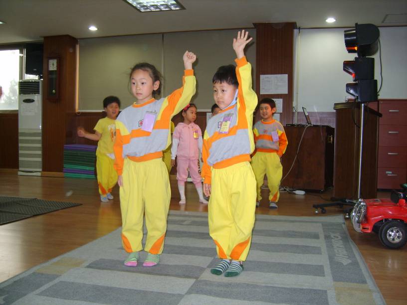 안전교실 실습중인 어린이들~