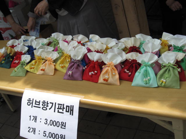 불우이웃 돕기를 위한 허브 향주머니 판매-1