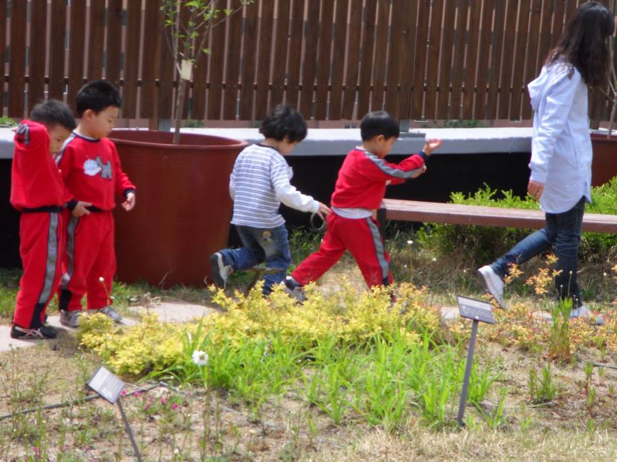 어린이교통생활안저체험교실이 끝난 후 옥상공원에서~