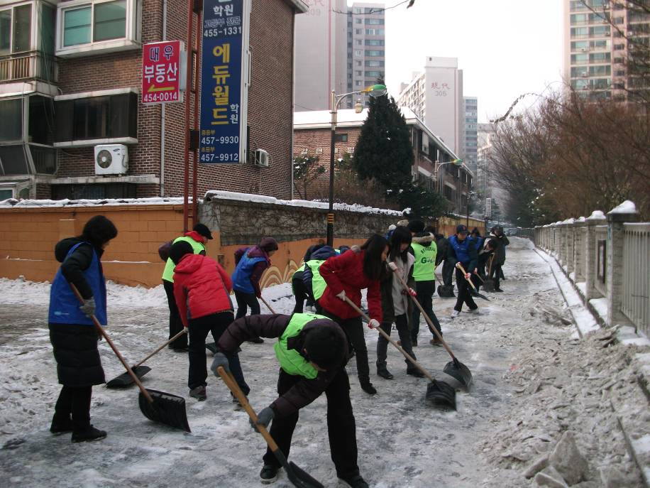 폭설로인해 마비된 도로제설작업 현장  