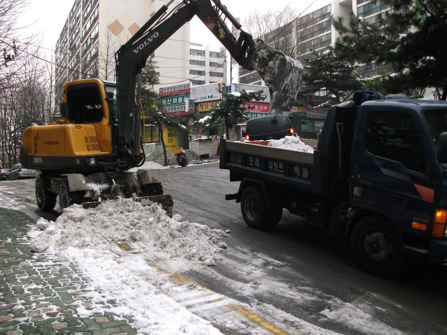 폭설로인해 마비된 도로제설작업 현장  