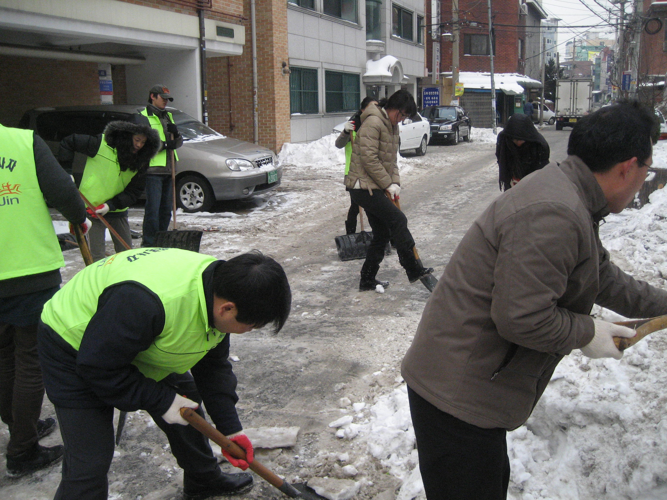 휴일에도 나와서 제설작업에 힘쓰다!