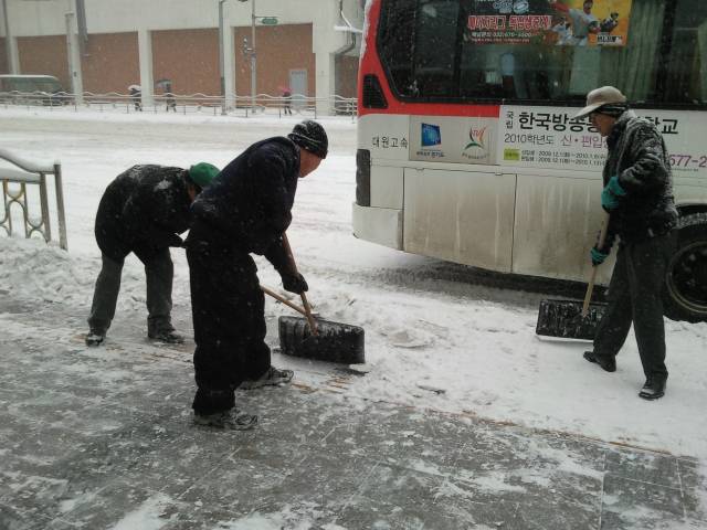제설작업 - 강변역앞 버스정류장 정비