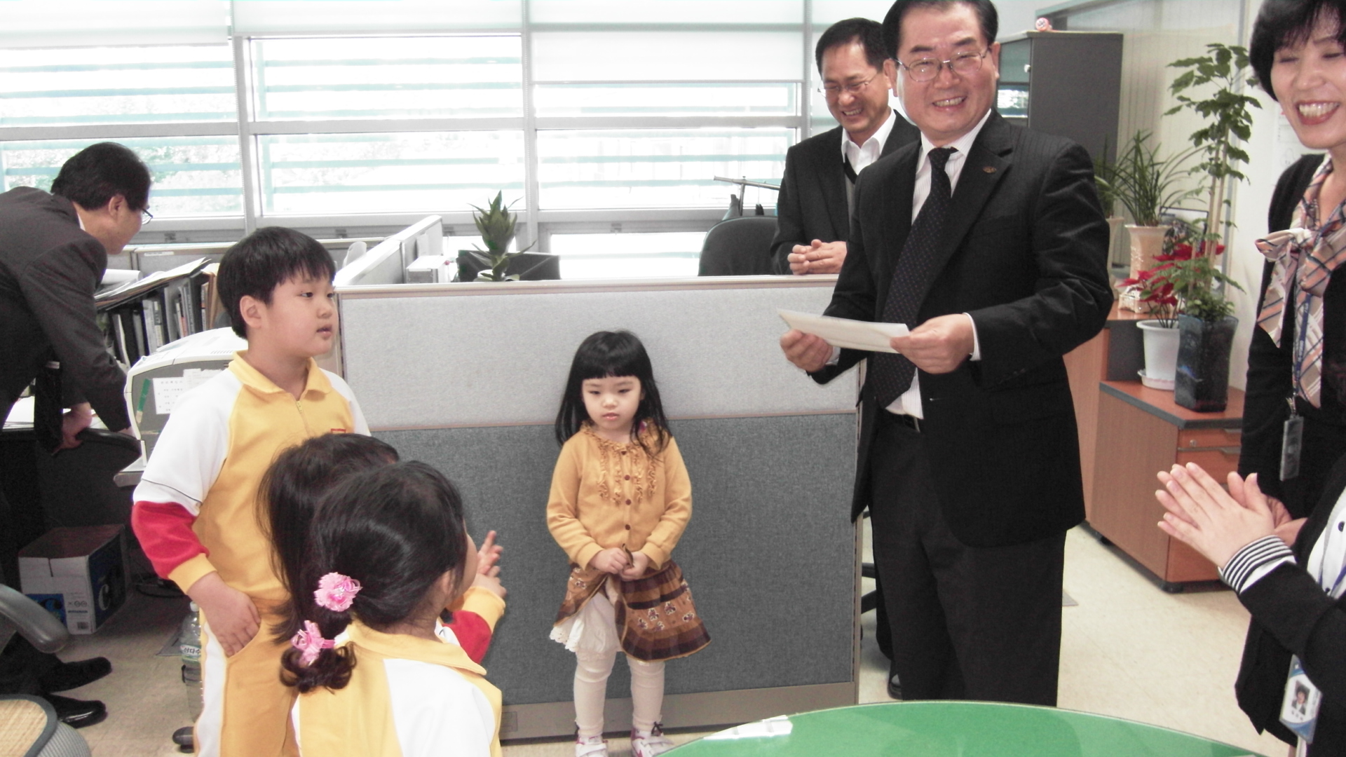 지역 저소득층 후원을 위한 솔로몬 어린이집 저금통 기부 행사