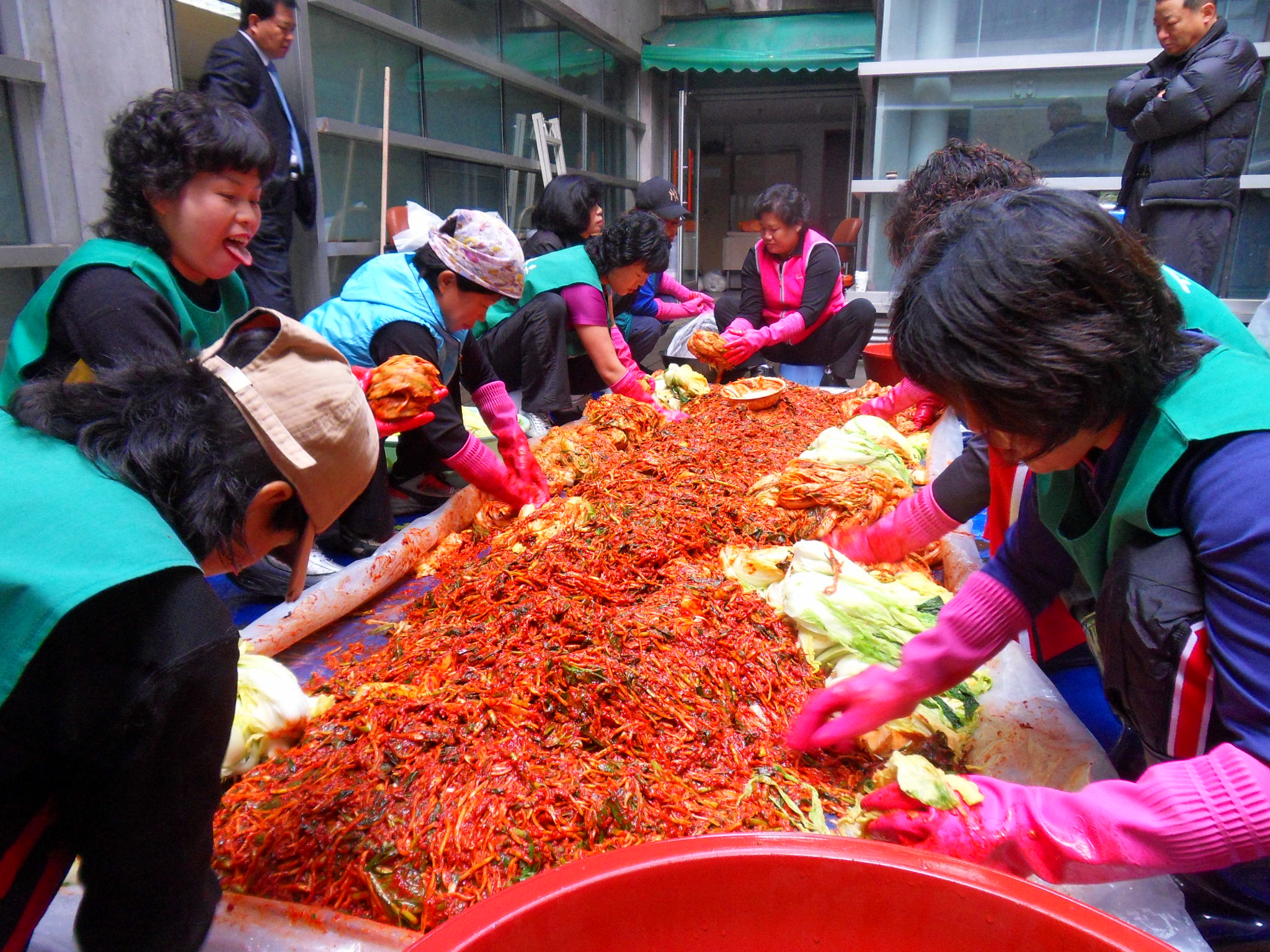 열심히 무치고~