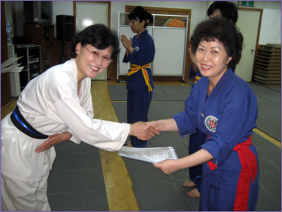 단전호흡아침A반 승단식입니다.(09.07.15)