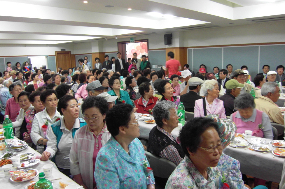 2009.5.8 관내 지역어르신들을 위한 경로잔치