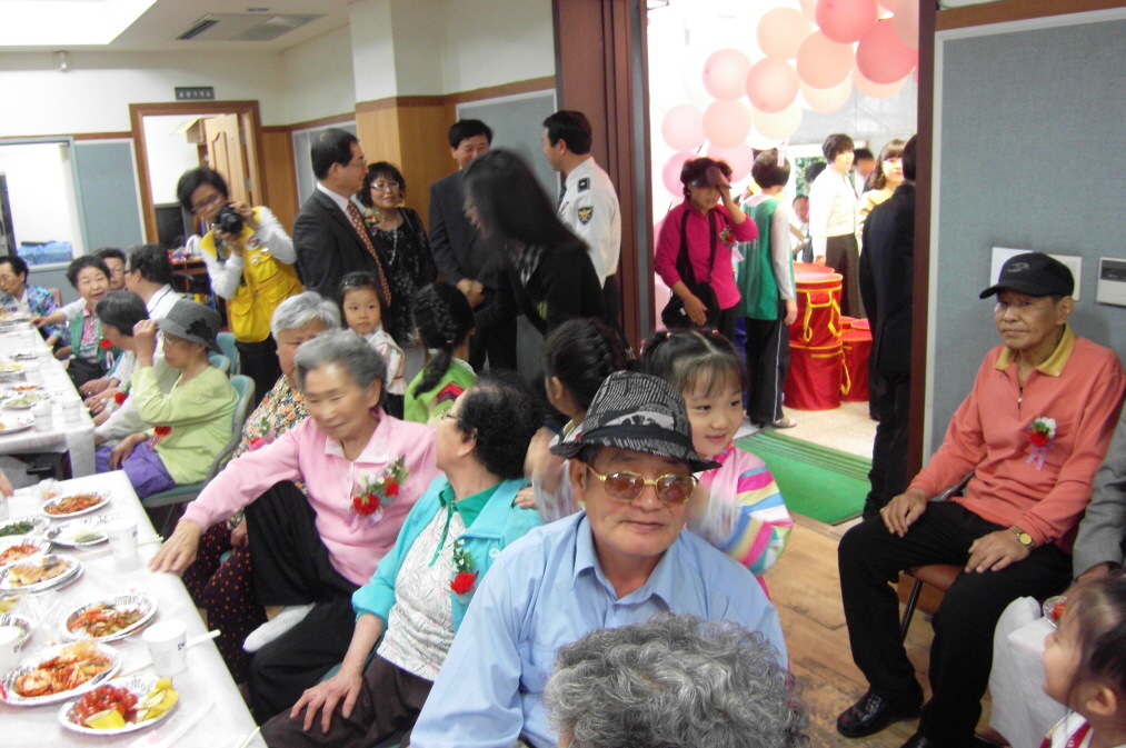 2009.5.8 관내 지역어르신들을 위한 경로잔치