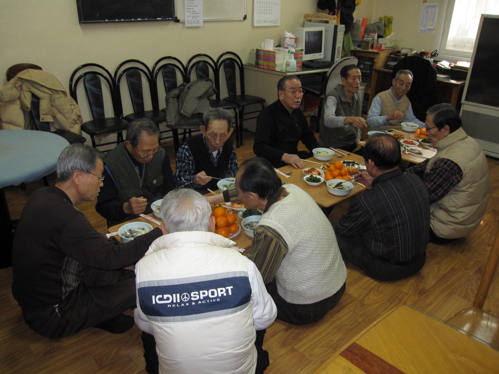 가요교실 대동(아)경로당 떡국 끓여 드리기