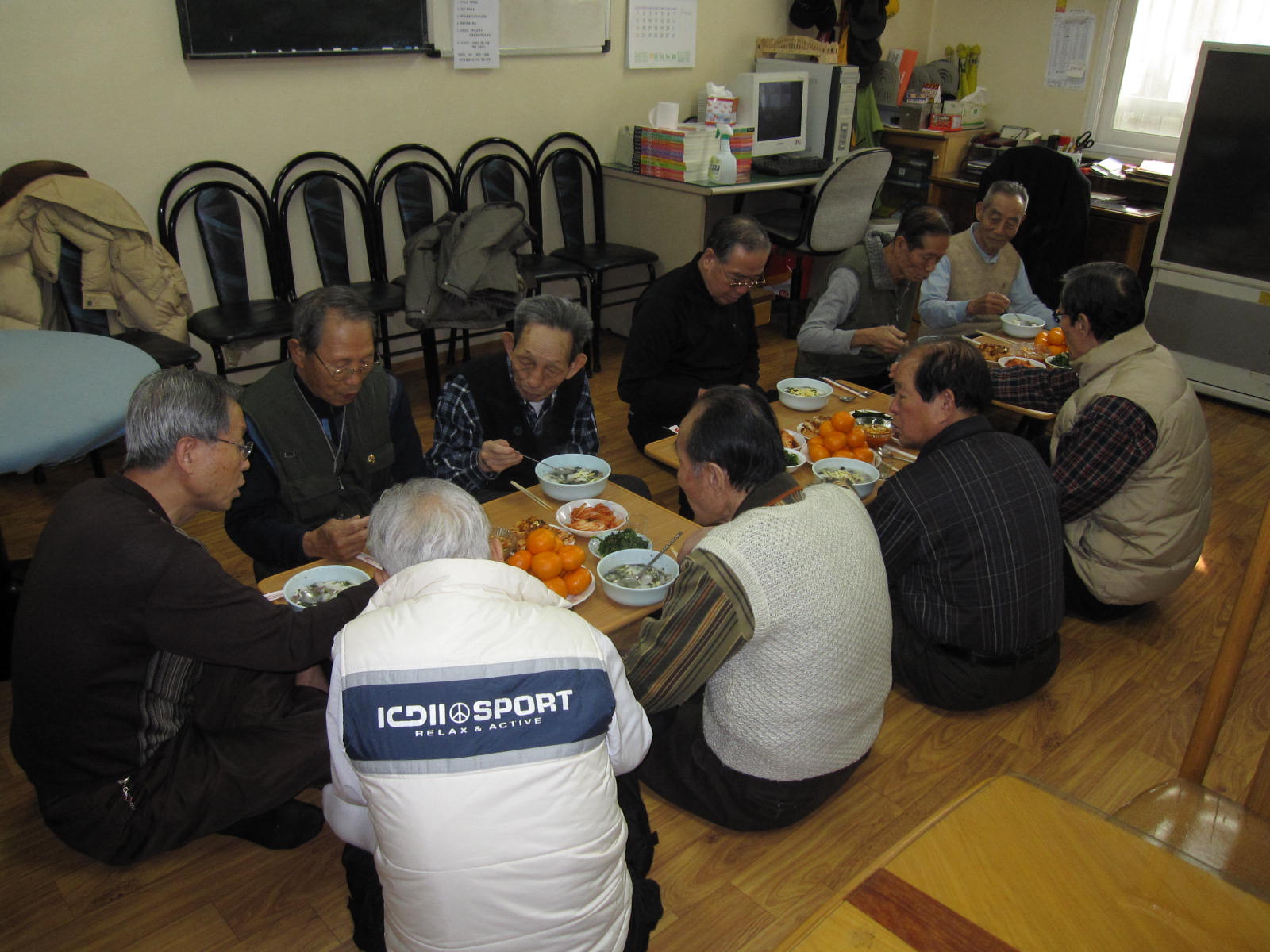 가요교실 대동(아)경로당 떡국 끓여 드리기