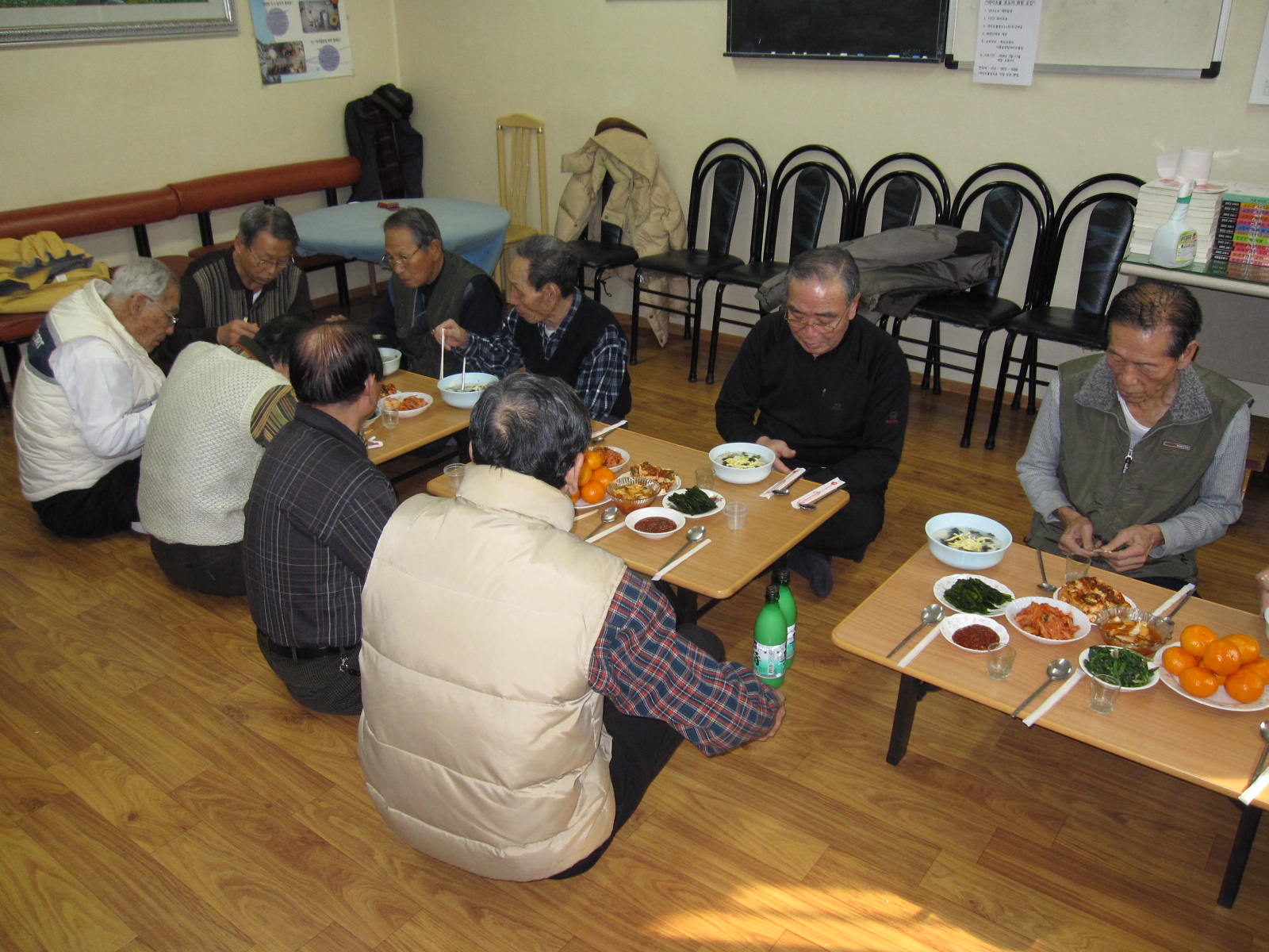 가요교실 대동(아)경로당 떡국 끓여 드리기