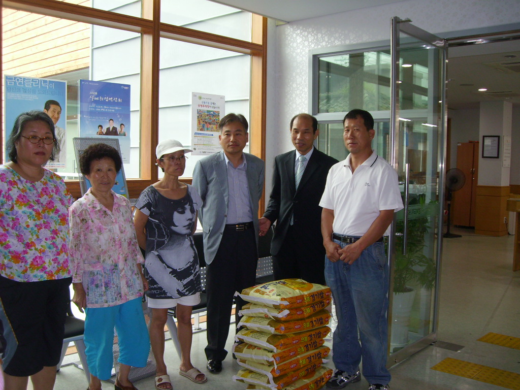 중추절맞이 불우이웃돕기행사 모습
