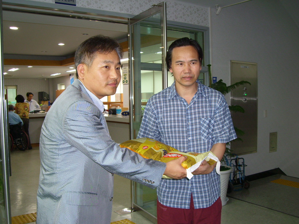 중추절맞이 불우이웃돕기행사 모습