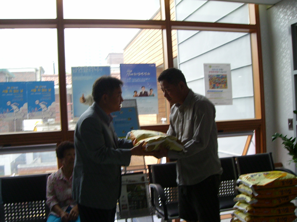 중추절맞이 불우이웃돕기행사 모습