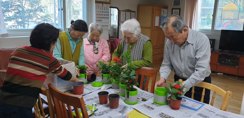 강변우성아파트 경로당 미세먼지 정화식물 가꾸기 