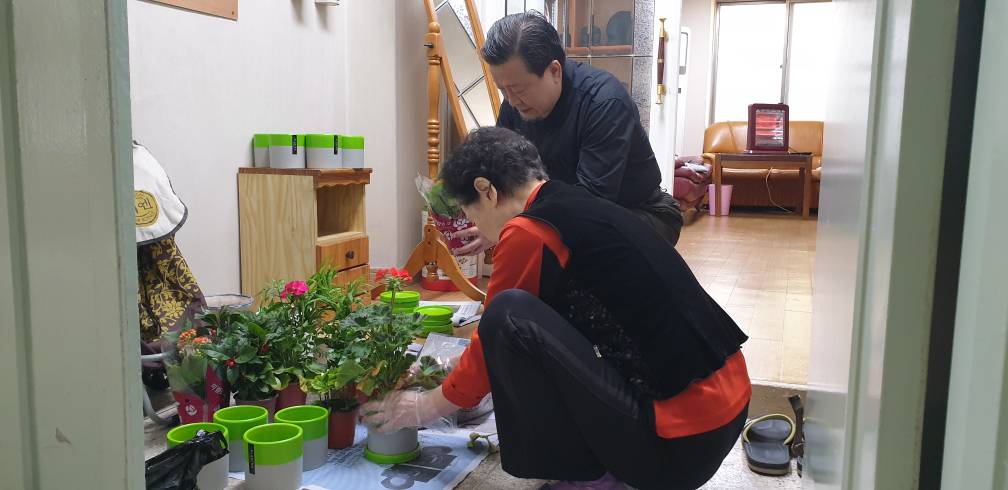 프라임아파트 경로당 미세먼지 정화식물 가꾸기 