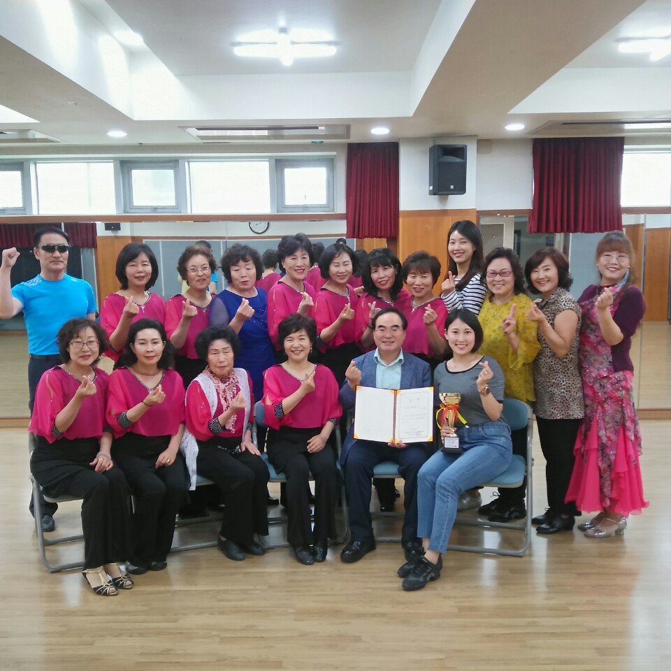 중곡3동 동아리 댄스스포츠팀 1등 했습니다.^^