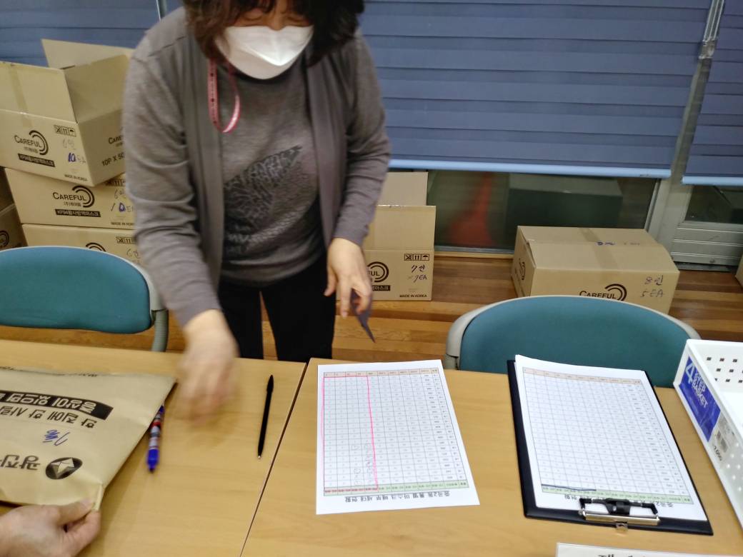 - 전구민 방역마스크 배부를 위한 자원봉사 - 