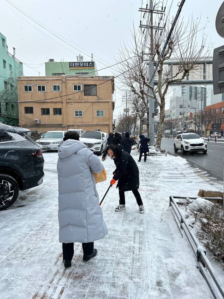 2023.1.26. 군자동 '내 집, 내 점포 앞 눈 치우기' 실시