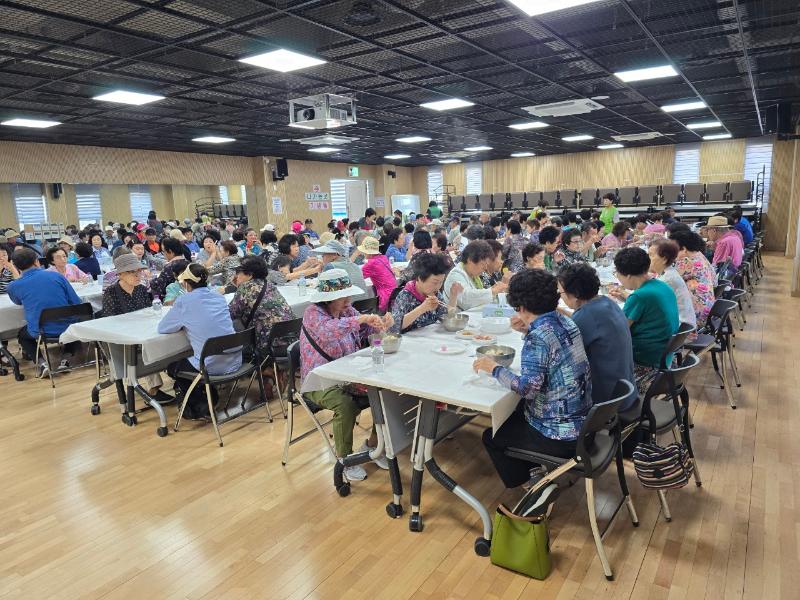 군자동 초복맞이 어르신 사랑의 삼계탕 대접