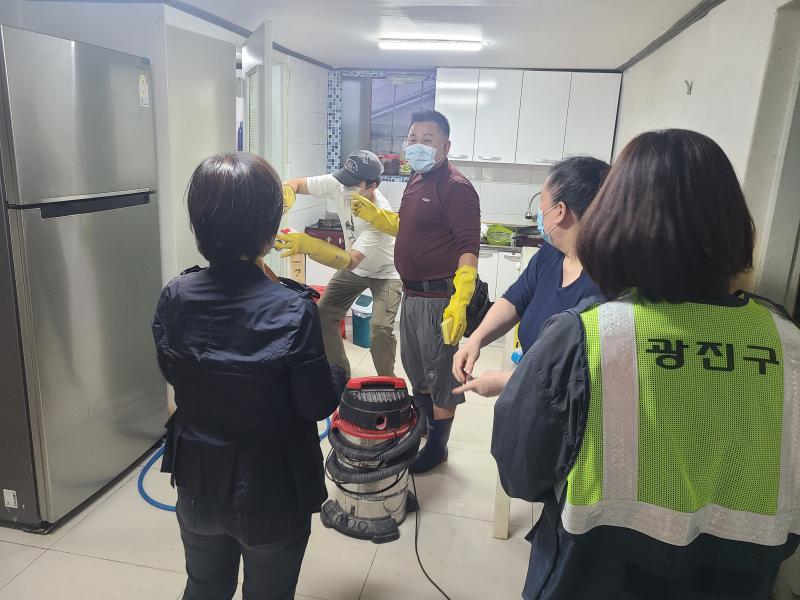 중곡1동 17통장 연계 주거취약계층 중장년 1인 가구 청소 지원