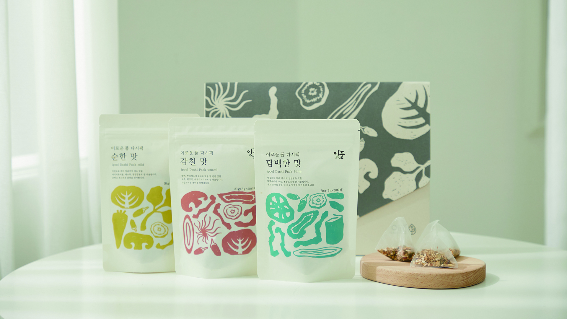 그림입니다.  원본 그림의 이름: 1.이풀약초협동조합-1.jpg  원본 그림의 크기: 가로 1920pixel, 세로 1080pixel  사진 찍은 날짜: 2024년 11월 05일 오후 6:23  카메라 제조 업체 : Canon  카메라 모델 : Canon EOS 5D Mark IV  프로그램 이름 : Adobe Photoshop 22.0 (Windows)  F-스톱 : 5.0  노출 시간 : 1/160초  ISO 감도 : 320  노출 모드 : 수동  화이트 