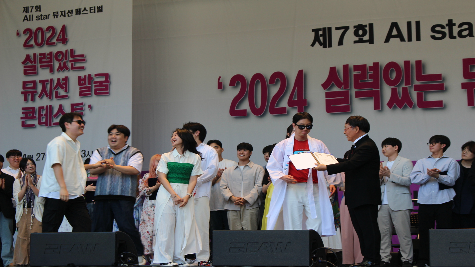 그림입니다.  원본 그림의 이름: 서울팝스오케스트라 사진 1 dpi 300.jpg  원본 그림의 크기: 가로 1920pixel, 세로 1080pixel  사진 찍은 날짜: 2013년 01월 01일 오후 3:21  카메라 제조 업체 : Canon  카메라 모델 : Canon EOS 100D  F-스톱 : 6.3  노출 시간 : 1/80초  ISO 감도 : 125  색 대표 : sRGB  노출 모드 : 자동  측광 모드 : 평가 측광  플래시 모드 : 플래시 끔 