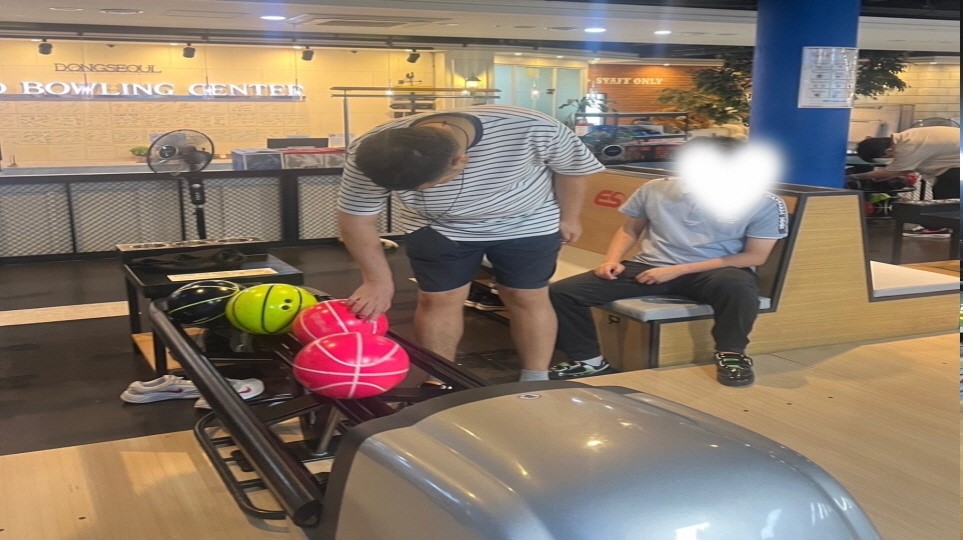 그림입니다.  원본 그림의 이름: KakaoTalk_20241104_120947443_01.jpg  원본 그림의 크기: 가로 963pixel, 세로 540pixel  EXIF 버전 : 0221