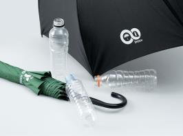 에이트린 우산과 폐플라스틱 이미지